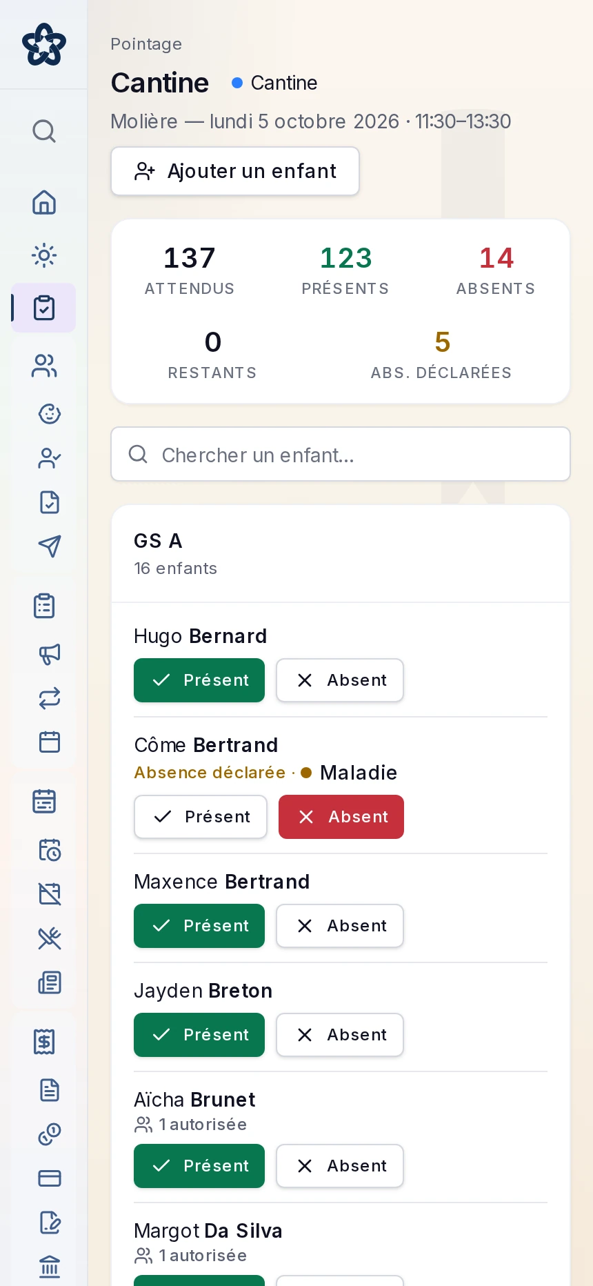 Feuille d’appel de pointage sur téléphone : enfants groupés par classe, boutons présent/absent